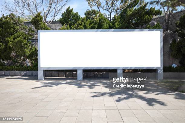blank billboard - blank billboard stockfoto's en -beelden