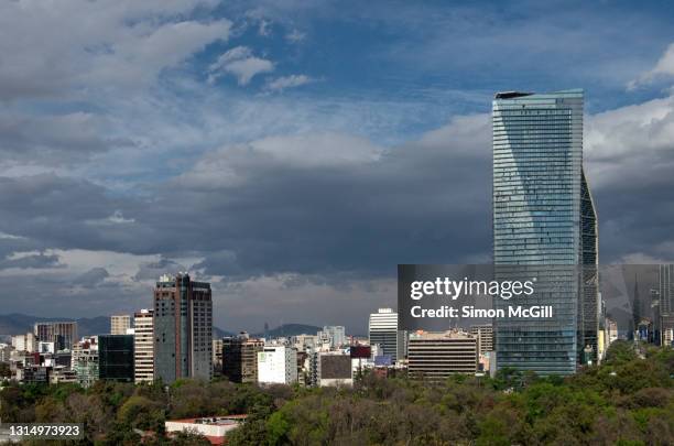 view across chapultepec park (bosque de chapultepec) to mexico city, mexico - chapultepec park - fotografias e filmes do acervo