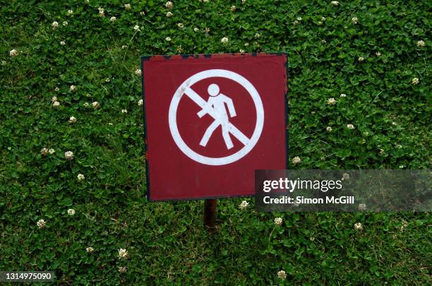 'keep off the grass' sign on a lawn - keep off the grass sign stock pictures, royalty-free photos & images
