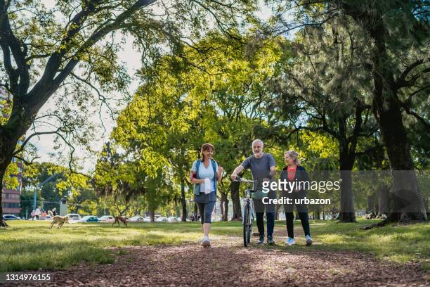 senioren mit aktivem tag im park - 3 old men jogging stock-fotos und bilder