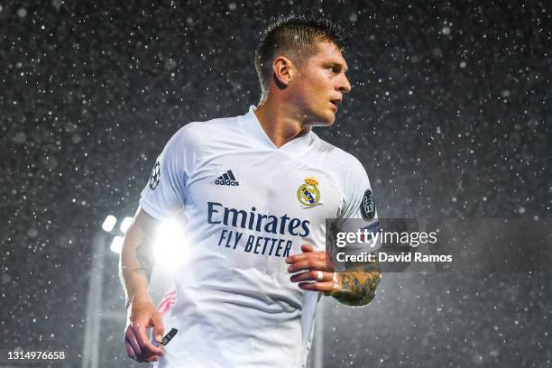 Toni Kroos of Real Madrid CF looks on during the UEFA Champions League Semi Final First Leg match between Real Madrid and Chelsea FC at Estadio...