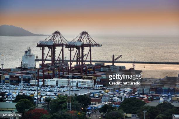 de haven van conakry met de los eilanden aan de horizon, guinee - conakry stockfoto's en -beelden