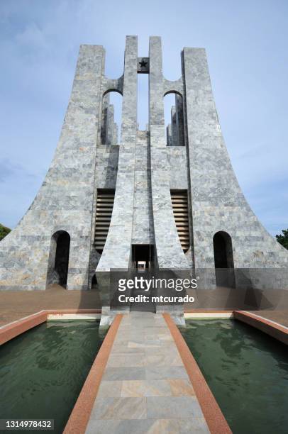brunnen und das futuristische kwame nkrumah mausoleum, accra, ghana - ghanaian family stock-fotos und bilder