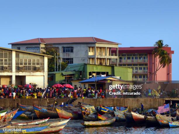 kamp koundara legerbarakken en boulbinet ambachtelijke vissershaven, conakry, guinee - conakry stockfoto's en -beelden