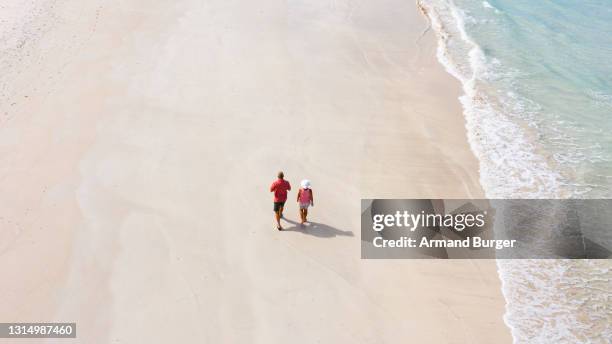 32 fotos e imágenes de Pareja Sobre La Arena Mirando El Mar - Getty Images 32 fotos e imágenes de Pareja Sobre La Arena Mirando El Mar - Getty Images