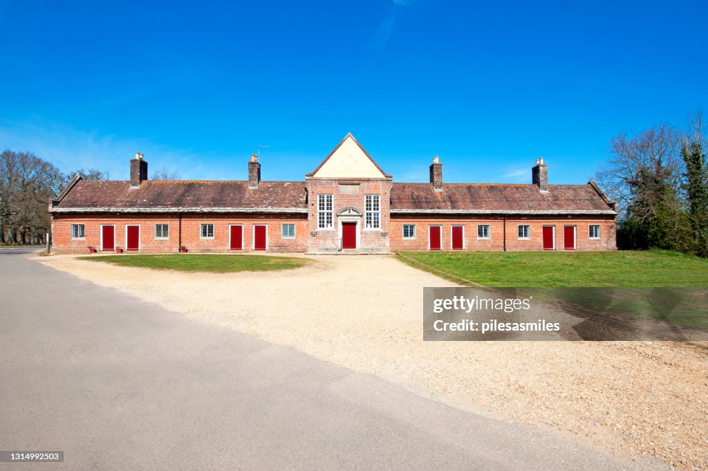 Gammalt viktorianskt skolhus, engelsk landskapsarkitektur, Dorset, England