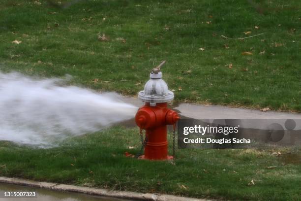 fire hydrant flushing - fire hydrant stockfoto's en -beelden