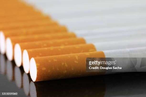 close up of cigarettes - tobacco product stockfoto's en -beelden