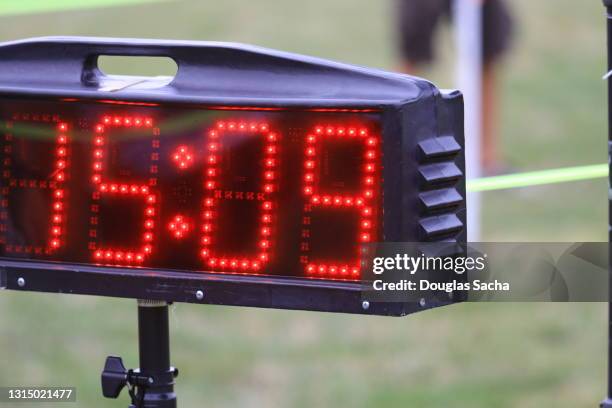 finish line clock at a marathon running race - digital scoreboard stock pictures, royalty-free photos & images