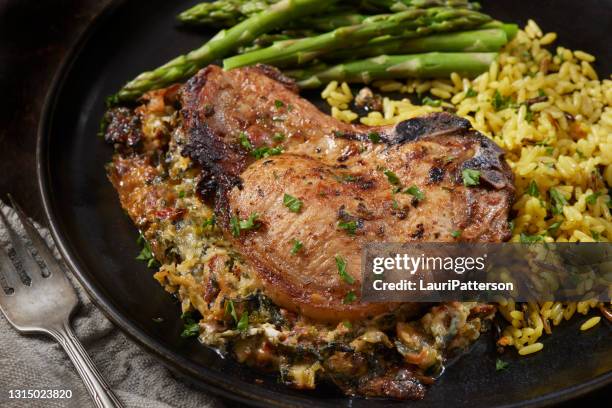 cheesy spinat gefüllte schweinekoteletts - loin stock-fotos und bilder