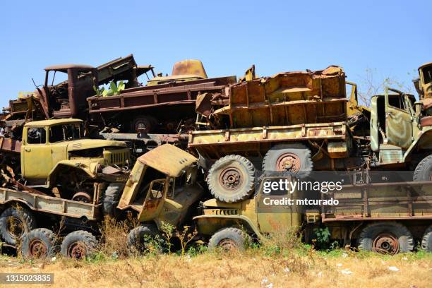 spazzatura da guerra - mucchio di camion militari sovietici - zil-131, gaz-66, ural-375d, asmara, eritrea - junkyard foto e immagini stock