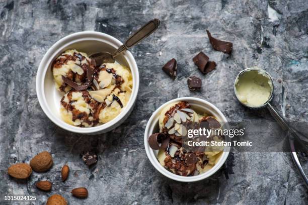 helado casero de vainilla con nueces en una taza - sorbet fotografías e imágenes de stock