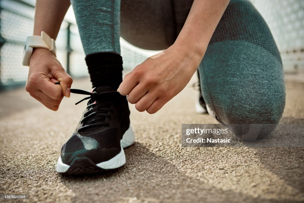 Tying shoelace before run