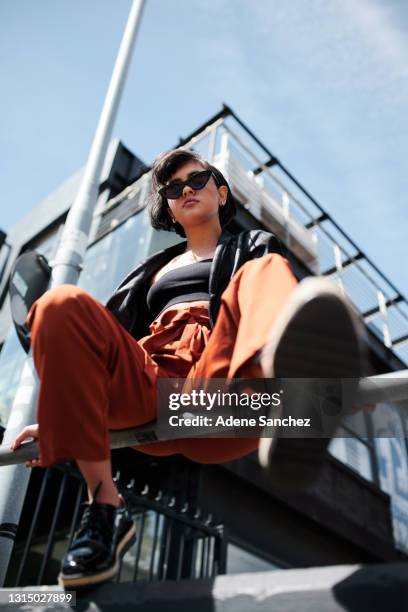 foto de una joven elegante posando afuera en un día soleado - alta moda fotografías e imágenes de stock