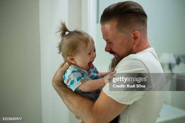 dag in het leven van vader - down syndrome baby stockfoto's en -beelden