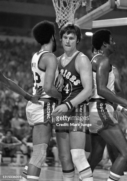Golden State Warriors forward Rick Barry is sandwiched by Denver Nuggets forwards Willie Wise and Paul Silas during an NBA basketball game against...