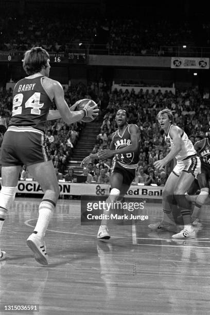 Golden State Warriors forward Rick Barry passes to teammate Charles Dudley during an NBA basketball game against the Denver Nuggets at McNichols...