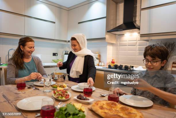 ラマダンでイフタール料理の準備ができているイスラム教徒の家族 - イフタール ストックフォトと画像
