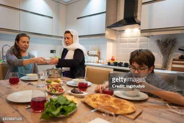 muslimsk familj redo för iftarmåltid i ramadan - mat från mellanöstern bildbanksfoton och bilder