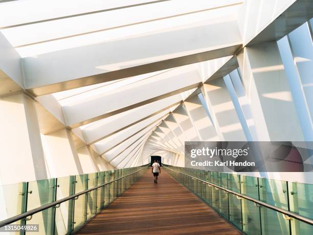 dubai's water canal footbridge at sunset - stock photo - perspetiva diminutiva imagens e fotografias de stock