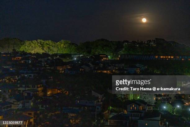 full moon over the residential district in kanagawa prefecture of japan - kanagawa stockfoto's en -beelden