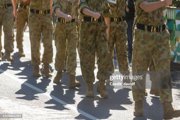 les cadets et les anciens combattants défilent dans le défilé annuel de la journée anzac - australian army photos et images de collection