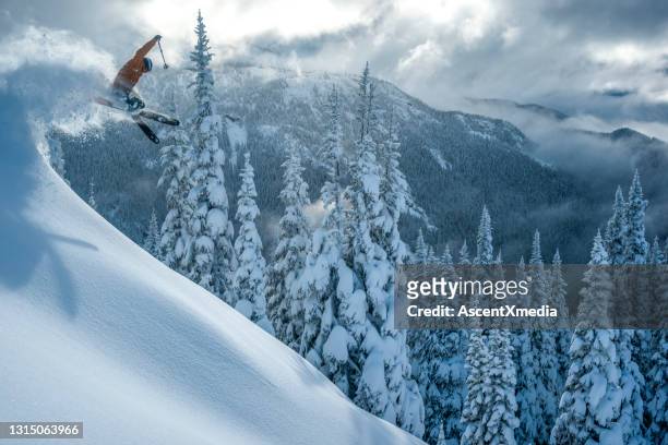 skidåkare får luft i djup pudersnötäckt skog - freestyle skiing bildbanksfoton och bilder