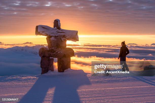 besneeuwde bergen die door ochtendlicht worden verlicht - whistler winter stockfoto's en -beelden