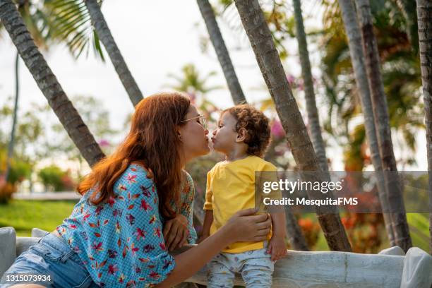 madre besando a su hija - beso en la boca fotografías e imágenes de stock