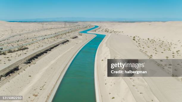 aerial view of aqueduct in the imperial valley - sonoran desert stockfoto's en -beelden