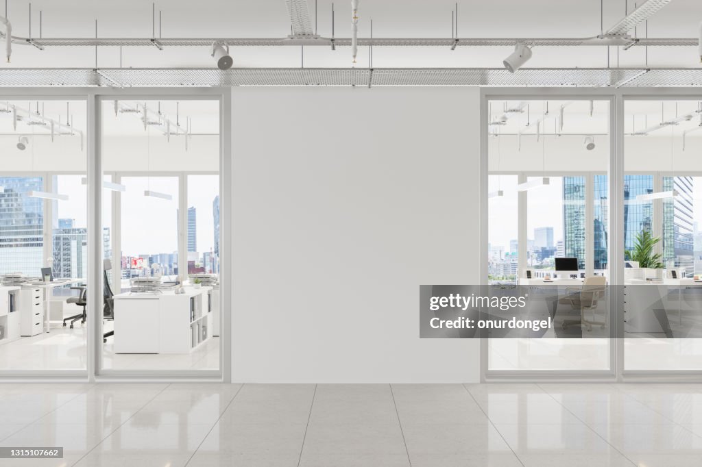 Modern Open Planbureau met Witte Lege Muur en cityscape achtergrond