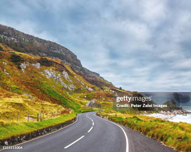 highway at the causeway coastline in northern ireland - giants causeway bildbanksfoton och bilder