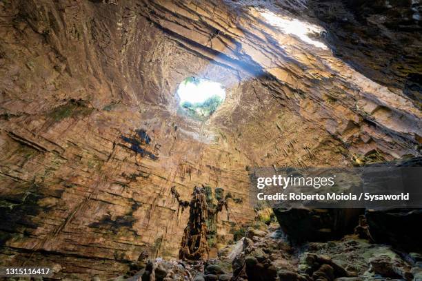 castellana caves (grotte di castellana), puglia, italy - grotte stock-fotos und bilder
