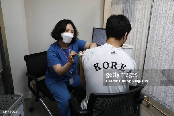 South Korean Olympic judo team player An Ba-ul receives the first dose of the Pfizer-BioNTech Covid-19 coronavirus vaccine at the National Medical...