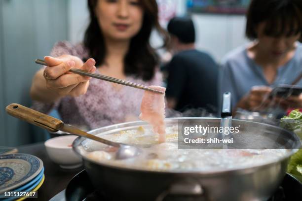 taiwanese straat eten-hete pot - hot pots stockfoto's en -beelden