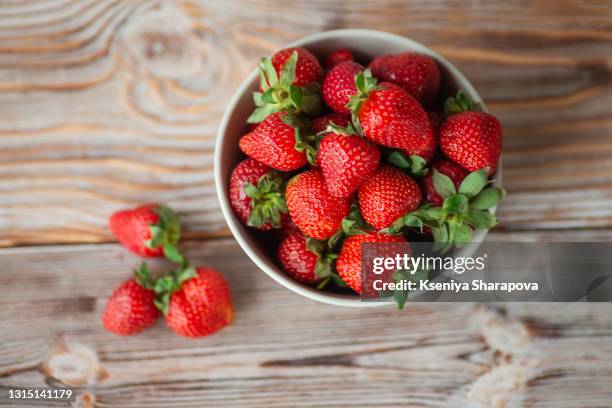 bowl of ripe strawberries on wooden  table - stock photo - strawberry 個照片及圖片檔