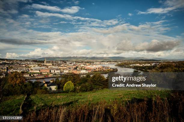 uma vista de derry/londonderry - londonderry - fotografias e filmes do acervo