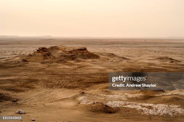 desert scene, southern bahrain. - bahrain stock pictures, royalty-free photos & images