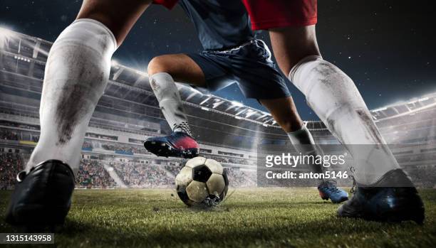 cerca de dos jugadores de fútbol o fútbol en acción en el estadio en linternas. - club soccer fotografías e imágenes de stock