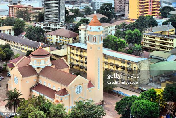 marienkathedrale - von oben gesehen, innenstadt von conakry, guinea - conakry stock-fotos und bilder