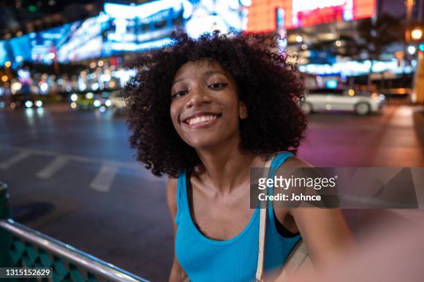 teenager-mädchen macht selfie in der stadt - afro jokes stock-fotos und bilder