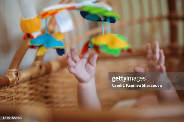 baby reaching for toy mobile - stock photo - móbile - fotografias e filmes do acervo