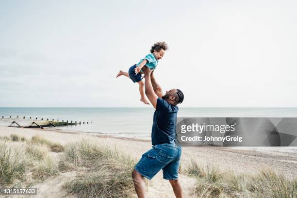 父親和兒子在坎伯金沙享受假期遊戲時間 - retrieving 個照片及圖片檔
