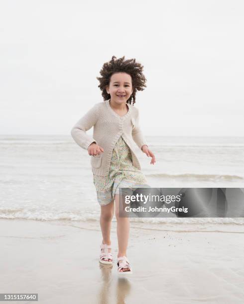 het portret van de actie van gelukkig jong brits meisje bij het strand - happy people running stockfoto's en -beelden