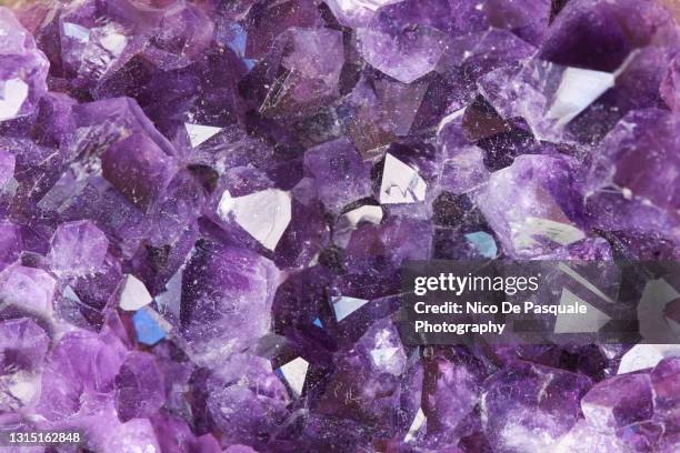 full frame shot of purple amethyst crystals - quartz stock-fotos und bilder