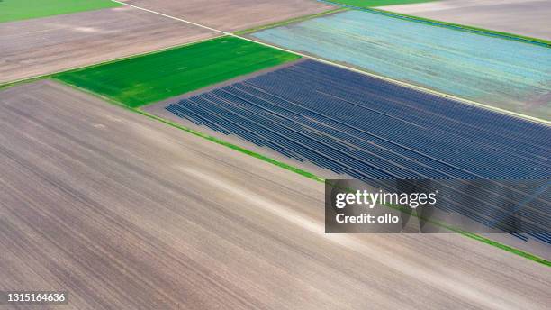 landwirtschaftliche felder und folie auf einer gemüseplantage - luftaufnahme - stubble stock-fotos und bilder