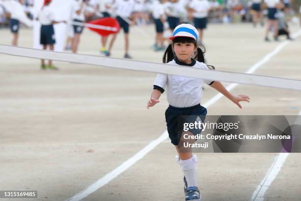 japan elementary sports day portrait student running - japan racing stockfoto's en -beelden