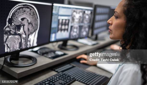 在醫院使用計算機和 mri 的保健女工 - radiologist 個照片及圖片檔