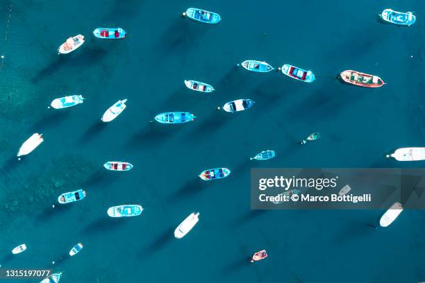 overhead view of moored boats in a harbor - moor stock pictures, royalty-free photos & images