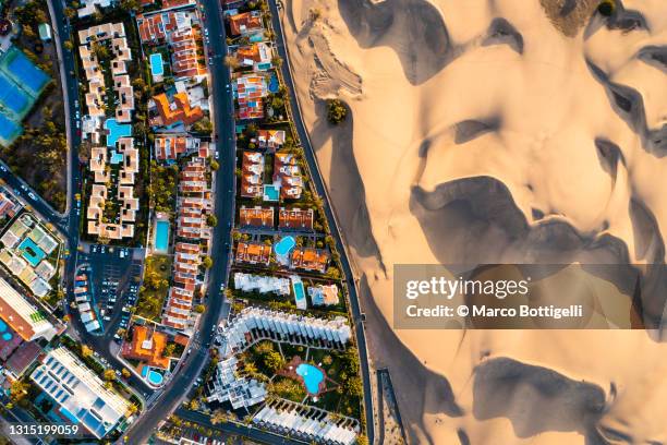 overhead view of cityscape and sand dunes in maspalomas, grand canary, spain - se diviser photos et images de collection